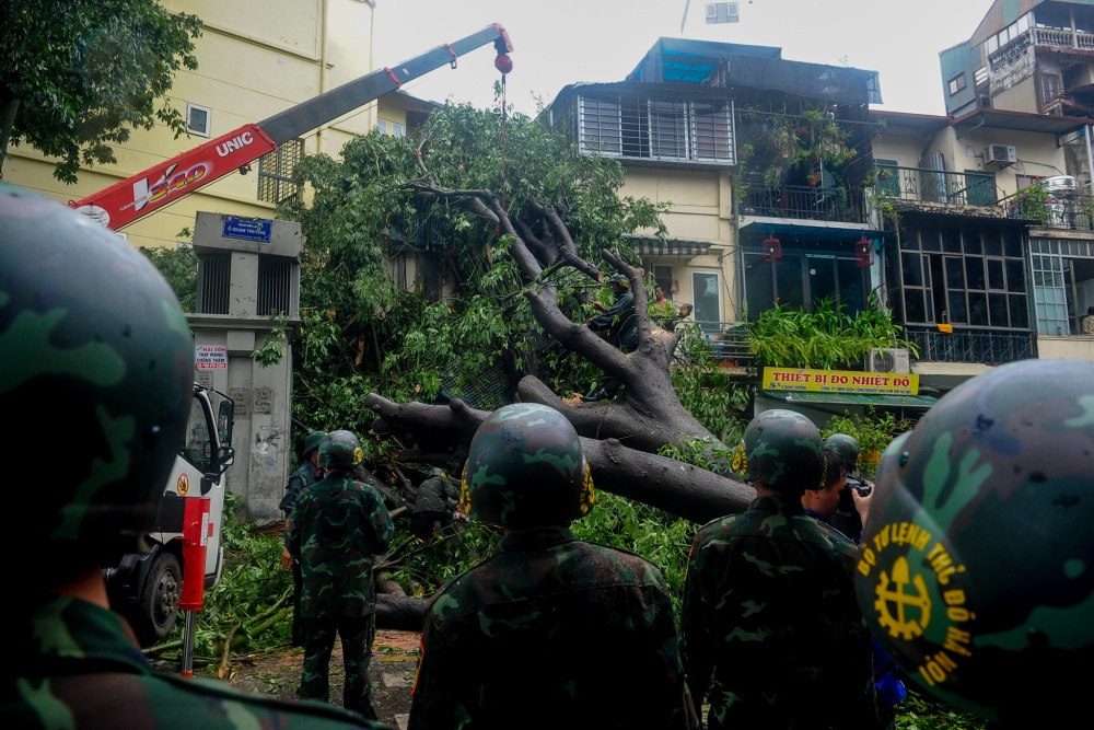 Bộ tư lệnh thủ đô đang giải cứu nhà dân Bộ tư lệnh thủ đô đang giải cứu nhà dân