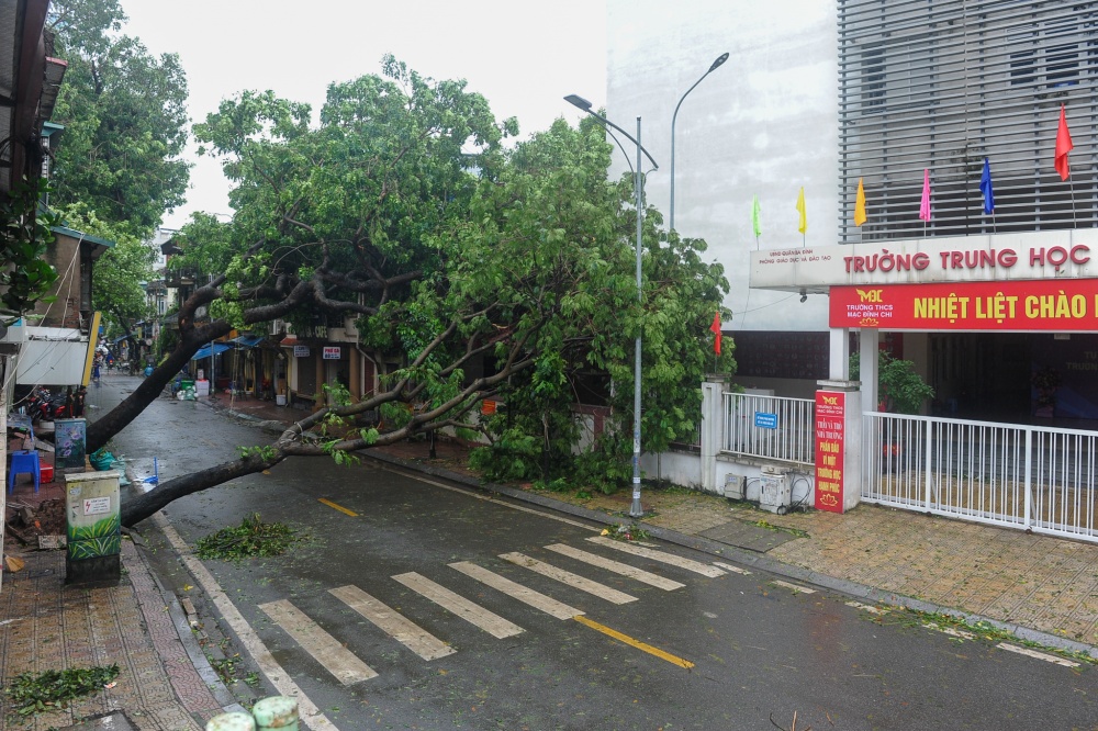 Gần một trường THPT tại Hà Nội Gần một trường THPT tại Hà Nội