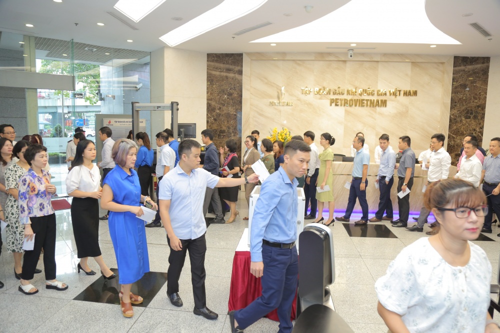 Các đồng chí lãnh đạo và cán bộ, công nhân viên Cơ quan Tập đoàn Dầu khí Việt Nam tham gia quyên góp, ủng hộ Các đồng chí lãnh đạo và cán bộ, công nhân viên Cơ quan Tập đoàn Dầu khí Việt Nam tham gia quyên góp, ủng hộ