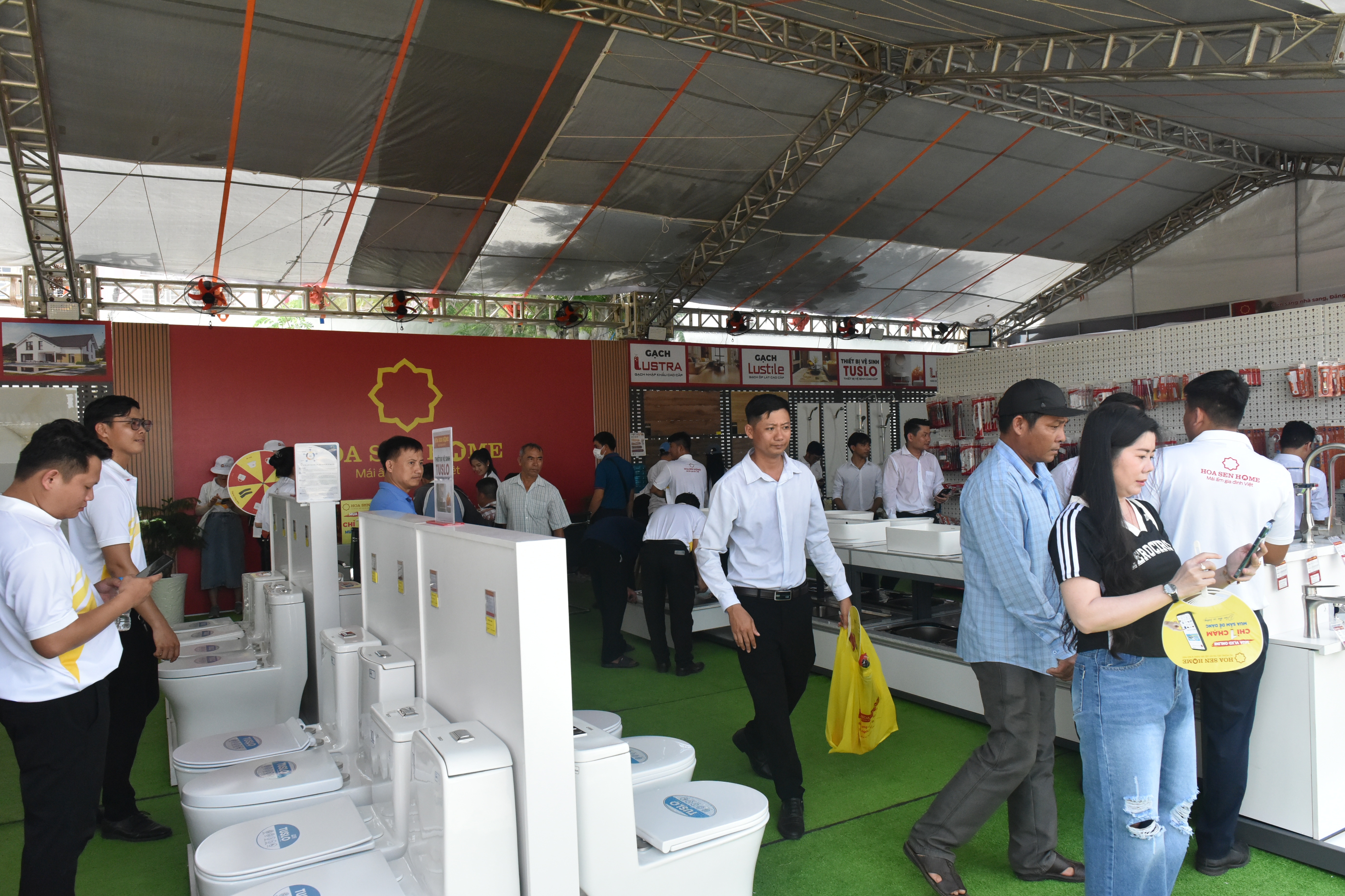 Nhiều ưu đãi hấp dẫn tại gian hàng trưng bày sản phẩm Hoa Sen Home