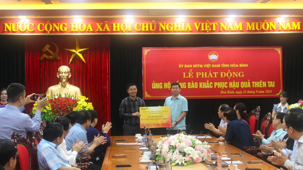 Đ/c Nguyễn Văn Điệp, Giám đốc LPBank chi nhánh Hòa Bình trao số tiền ủng hộ 55 triệu đồng