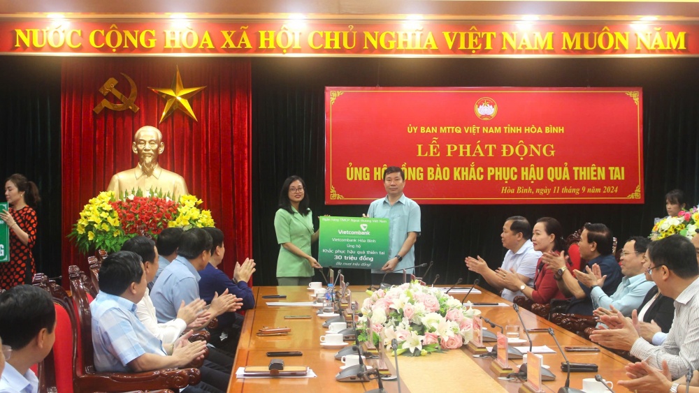 Đ/c Quách Nguyễn Cẩm Vân, Giám đốc dịch vụ, Chủ tịch Công đoàn Vietcombank chi nhánh Hòa Bình trao số tiền ủng hộ 30 triệu đồng