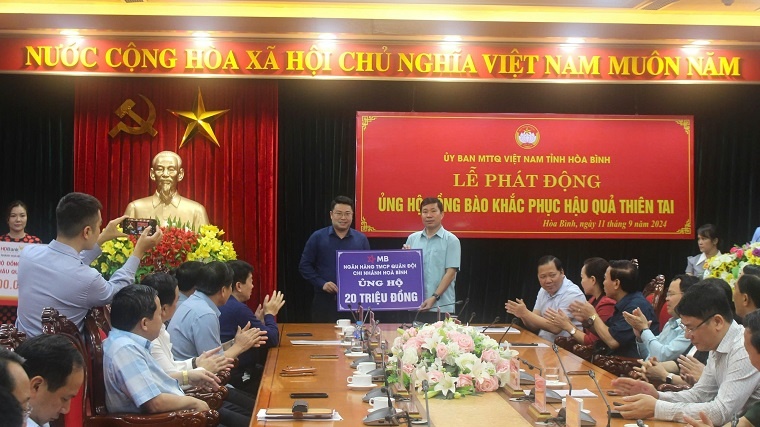 Ngành Ngân hàng Hòa Bình ủng hộ đồng bào khắc phục hậu quả thiên tai