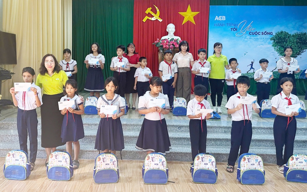 ACB trao quà cho học sinh vượt khó ACB trao quà cho học sinh vượt khó