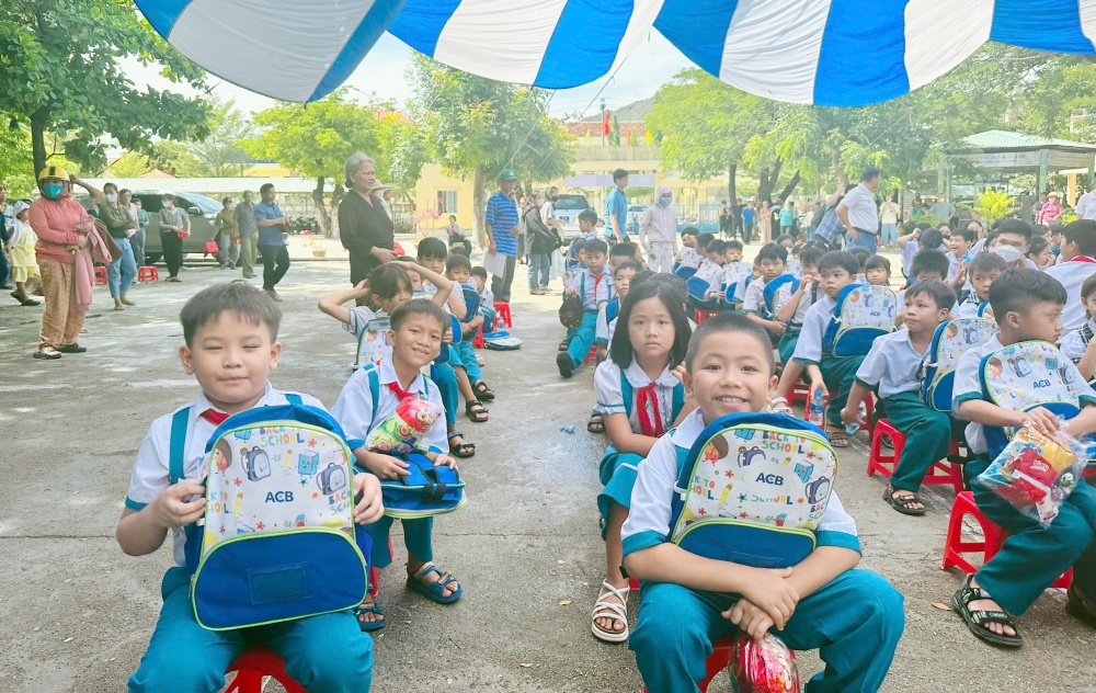 ACB trao quà cho học sinh vượt khó ACB trao quà cho học sinh vượt khó