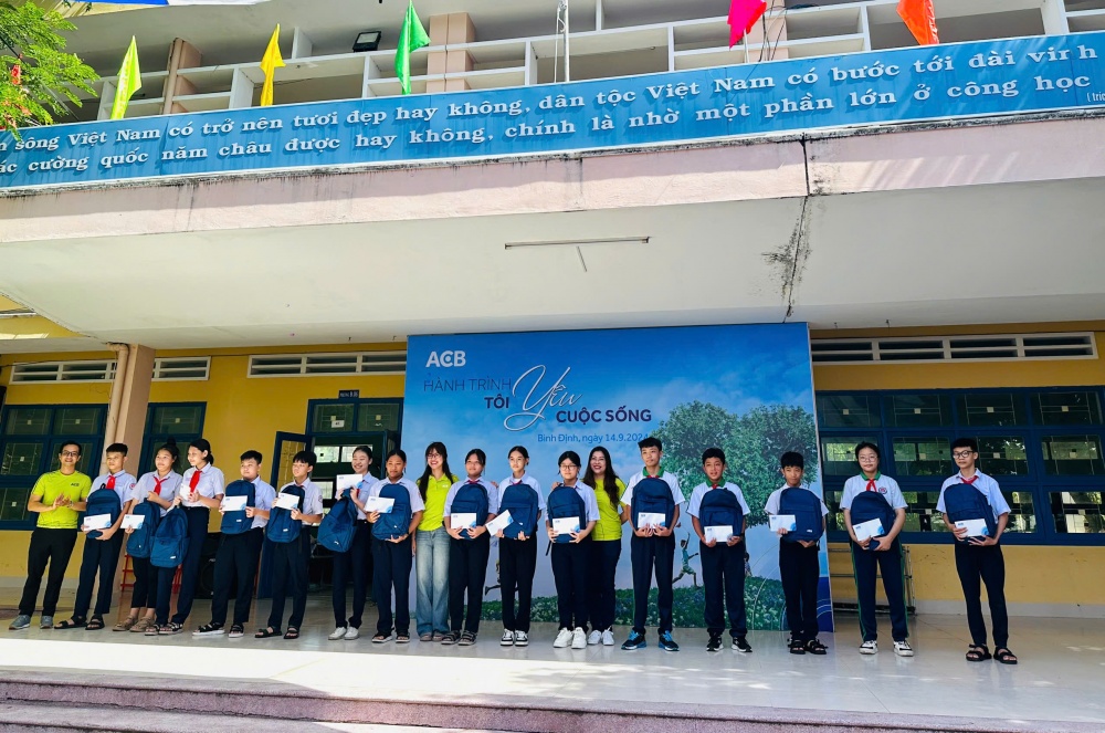ACB trao quà cho học sinh vượt khó ACB trao quà cho học sinh vượt khó
