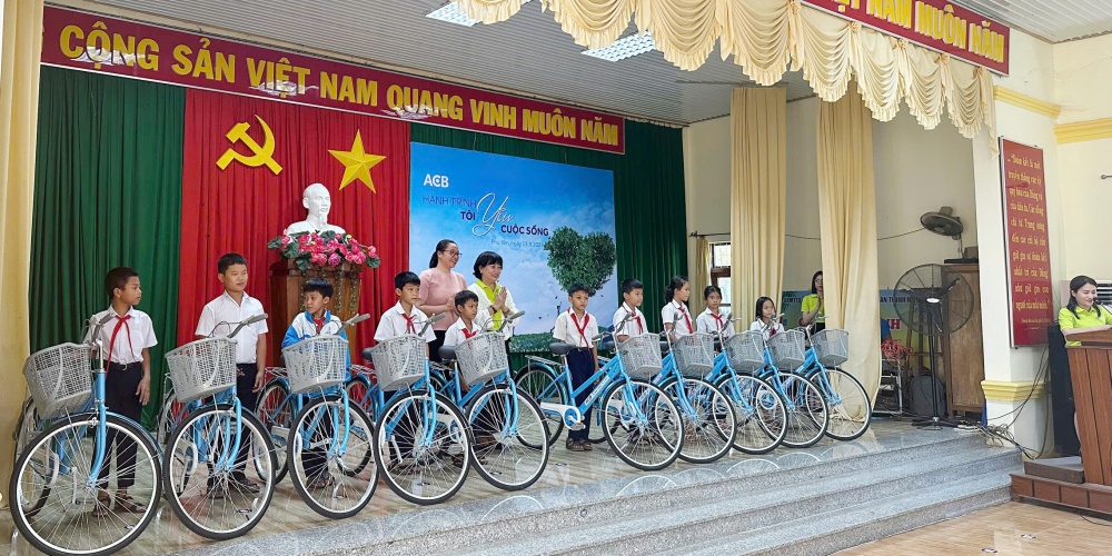 ACB trao quà cho học sinh vượt khó ACB trao quà cho học sinh vượt khó