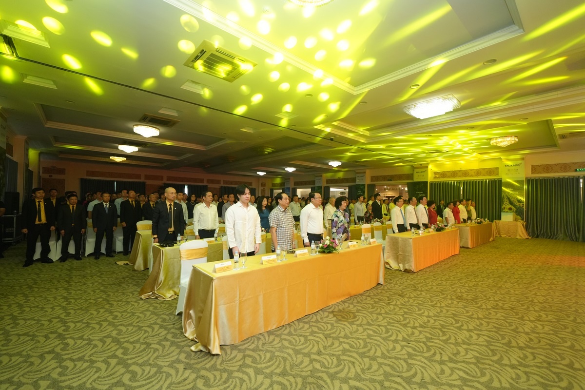 Tập thể CBNV BAC A BANK và các đại biểu tham dự Lễ kỷ niệm đã dành một phút mặc niệm các nạn nhân của cơn bão Yagi Tập thể CBNV BAC A BANK và các đại biểu tham dự Lễ kỷ niệm đã dành một phút mặc niệm các nạn nhân của cơn bão Yagi