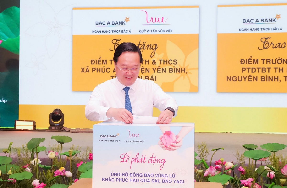 Ông Nguyễn Đức Trung, Phó Bí Thư tỉnh ủy, Chủ tịch UBND tỉnh Nghệ An hưởng ứng lễ phát động ủng hộ đồng bào vùng bão lũ do BAC A BANK phát động Ông Nguyễn Đức Trung, Phó Bí Thư tỉnh ủy, Chủ tịch UBND tỉnh Nghệ An hưởng ứng lễ phát động ủng hộ đồng bào vùng bão lũ do BAC A BANK phát động