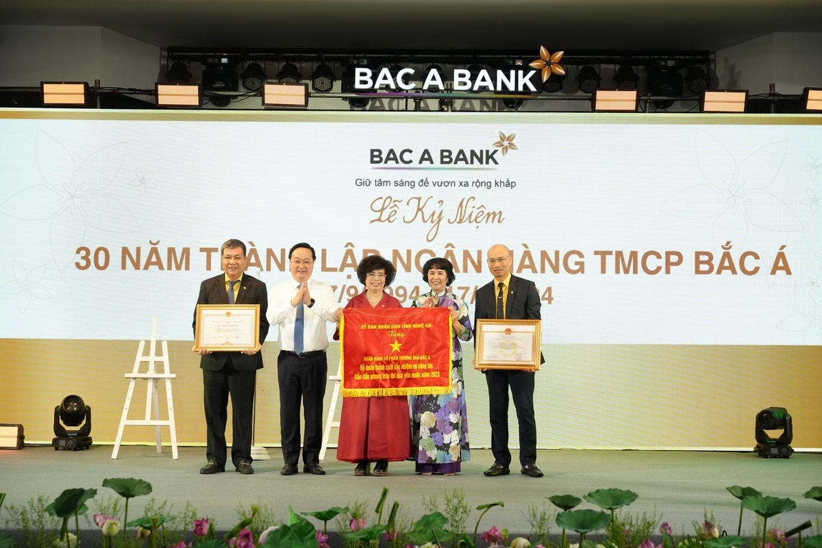 Đại diện Ban Lãnh đạo BAC A BANK nhận Cờ thi đua và Bằng khen của UBND tỉnh Nghệ An trong Lễ kỷ niệm 30 năm thành lập Đại diện Ban Lãnh đạo BAC A BANK nhận Cờ thi đua và Bằng khen của UBND tỉnh Nghệ An trong Lễ kỷ niệm 30 năm thành lập