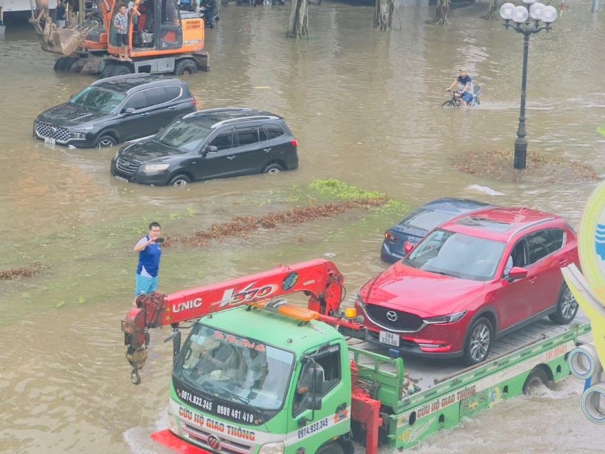 Cán bộ Bảo hiểm Agribank hỗ trợ khách hàng Cán bộ Bảo hiểm Agribank hỗ trợ khách hàng
