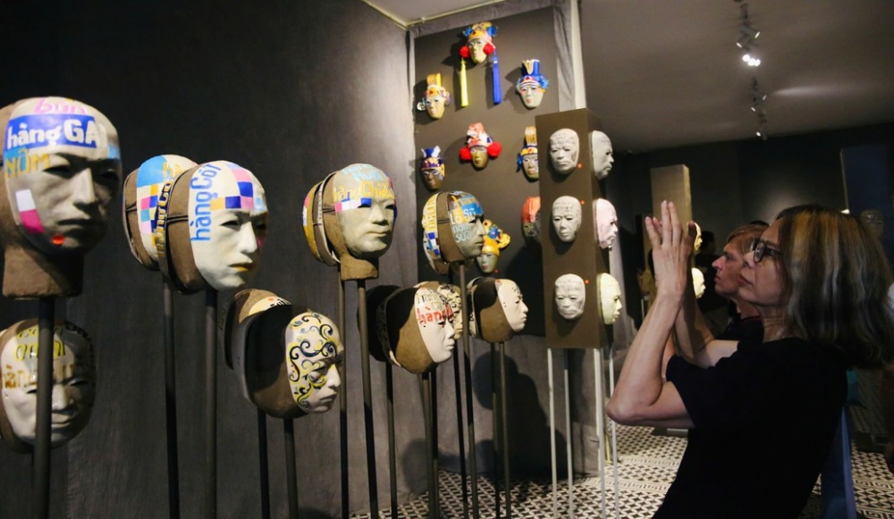 Công chúng xem triển lãm “Mặt khác” tại Hà Nội. Toàn bộ số tiền bán tác phẩm tại triển lãm được gửi vào quỹ ủng hộ đồng bào bão lũ