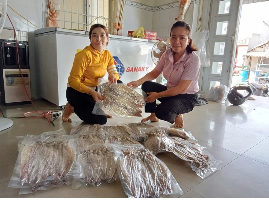 Chị Nguyễn Thị Hoa và cán bộ tín dụng ngân hàng chính sách xã hội