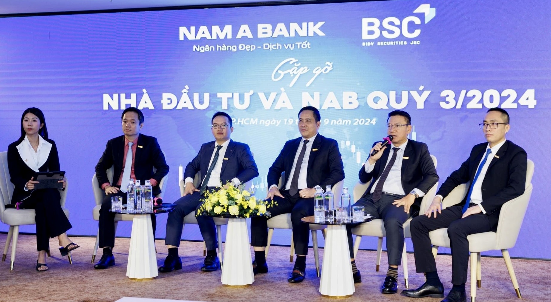 Nam A Bank gặp gỡ trực tuyến nhà đầu tư. Nam A Bank gặp gỡ trực tuyến nhà đầu tư.