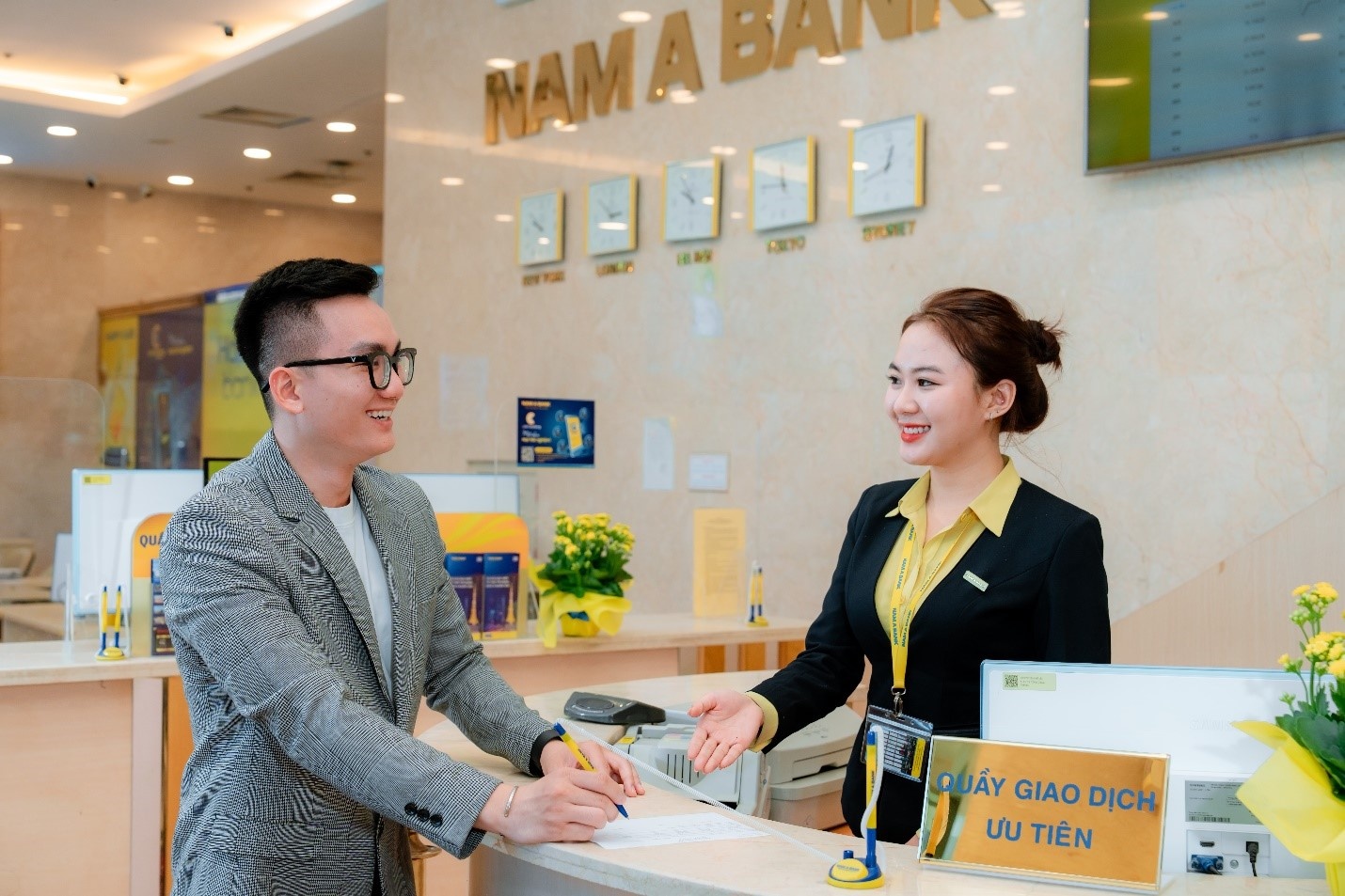 Khách hàng giao dịch tại Nam A Bank Khách hàng giao dịch tại Nam A Bank