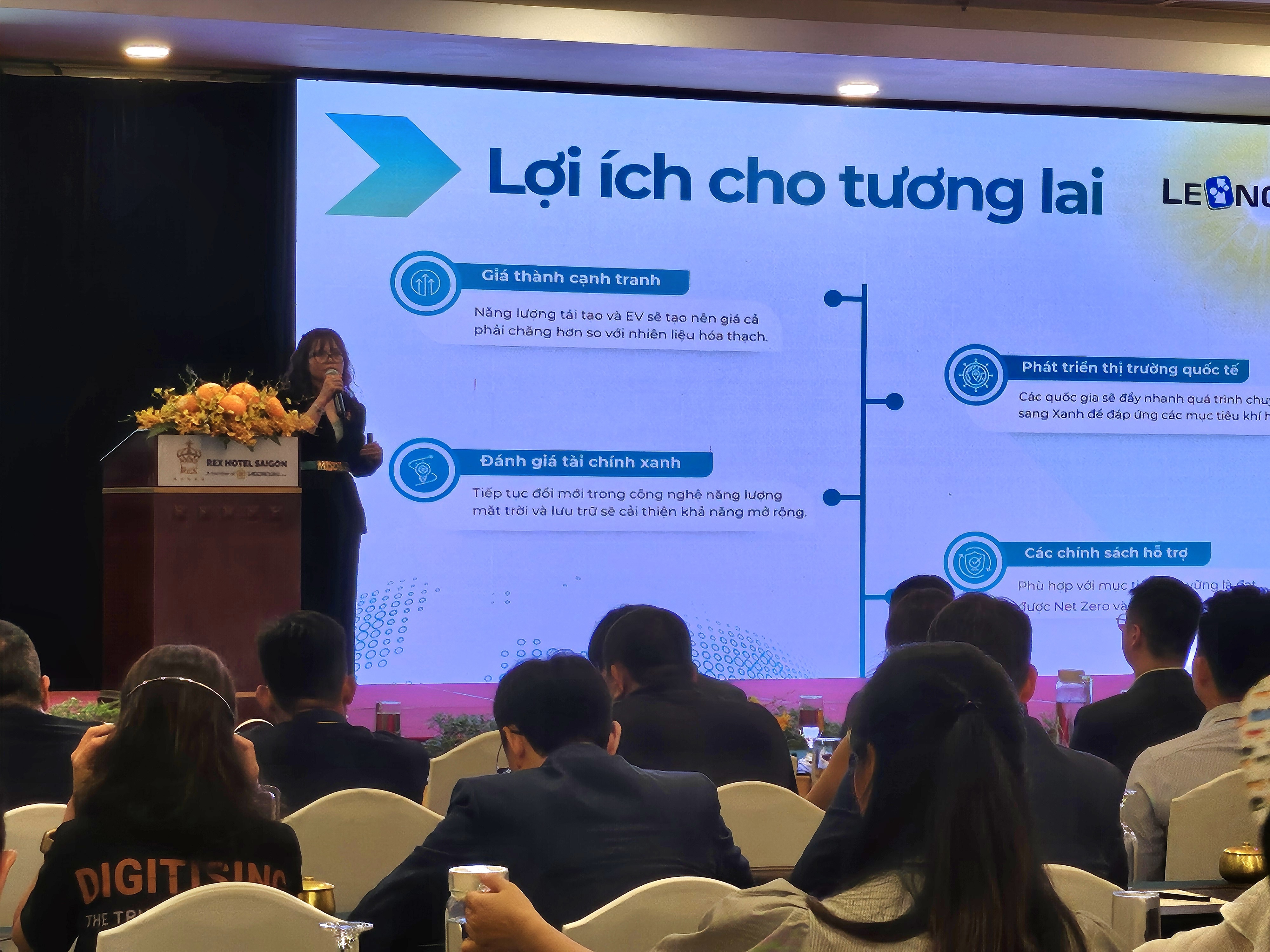 bà Catherine Trần, Giám đốc Công ty TNHH Quốc tế Leong Lee đã nhấn mạnh vai trò của năng lượng tự chủ và phương tiện vận tải hiệu quả 