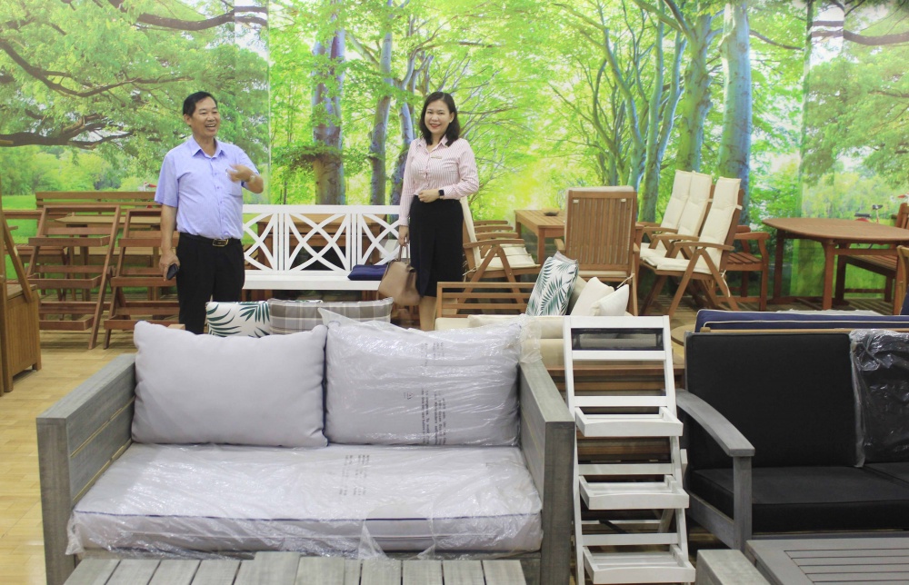 chính quyền địa phương cũng sẽ tập trung hỗ trợ các doanh nghiệp tăng cường kết nối với các sàn thương mại điện tử xuyên biên giới như, Amazon và Alibaba góp phần đưa sản phẩm của Bình Định vươn ra thế giới. chính quyền địa phương cũng sẽ tập trung hỗ trợ các doanh nghiệp tăng cường kết nối với các sàn thương mại điện tử xuyên biên giới như, Amazon và Alibaba góp phần đưa sản phẩm của Bình Định vươn ra thế giới.