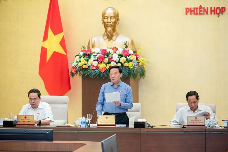 Phó Chủ tịch Quốc hội Nguyễn Khắc Định điều hành phiên họp