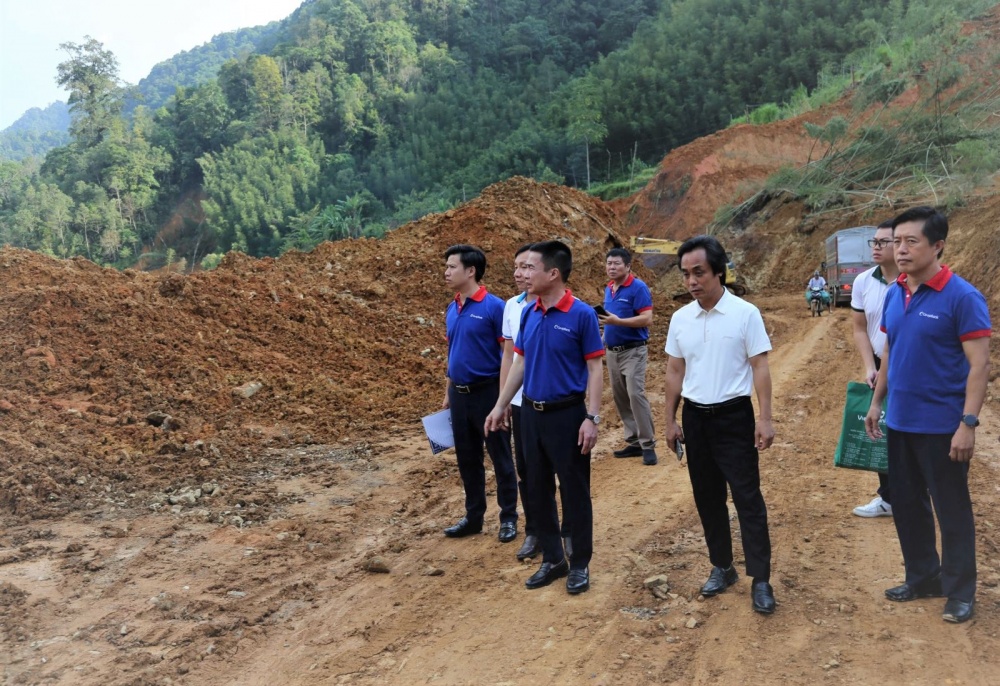 Đoàn thiện nguyện Co-opBank cùng Truyền hình nhân đạo VTV1 trực tiếp xuống tại hiện trường vụ sạt lở nhà dân tại xã Yên Lạc Đoàn thiện nguyện Co-opBank cùng Truyền hình nhân đạo VTV1 trực tiếp xuống tại hiện trường vụ sạt lở nhà dân tại xã Yên Lạc