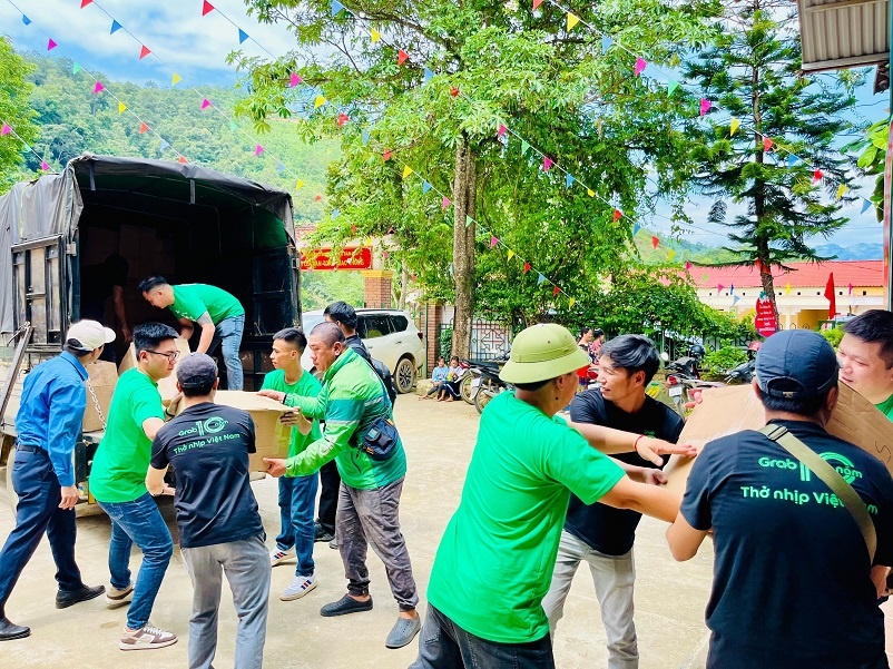 Grab Việt Nam phối hợp với Trung ương Đoàn TNCS HCM và Đoàn TNCS HCM tỉnh Lào Cai mang đến các phần quà cho học sinh vùng bão lũ Grab Việt Nam phối hợp với Trung ương Đoàn TNCS HCM và Đoàn TNCS HCM tỉnh Lào Cai mang đến các phần quà cho học sinh vùng bão lũ