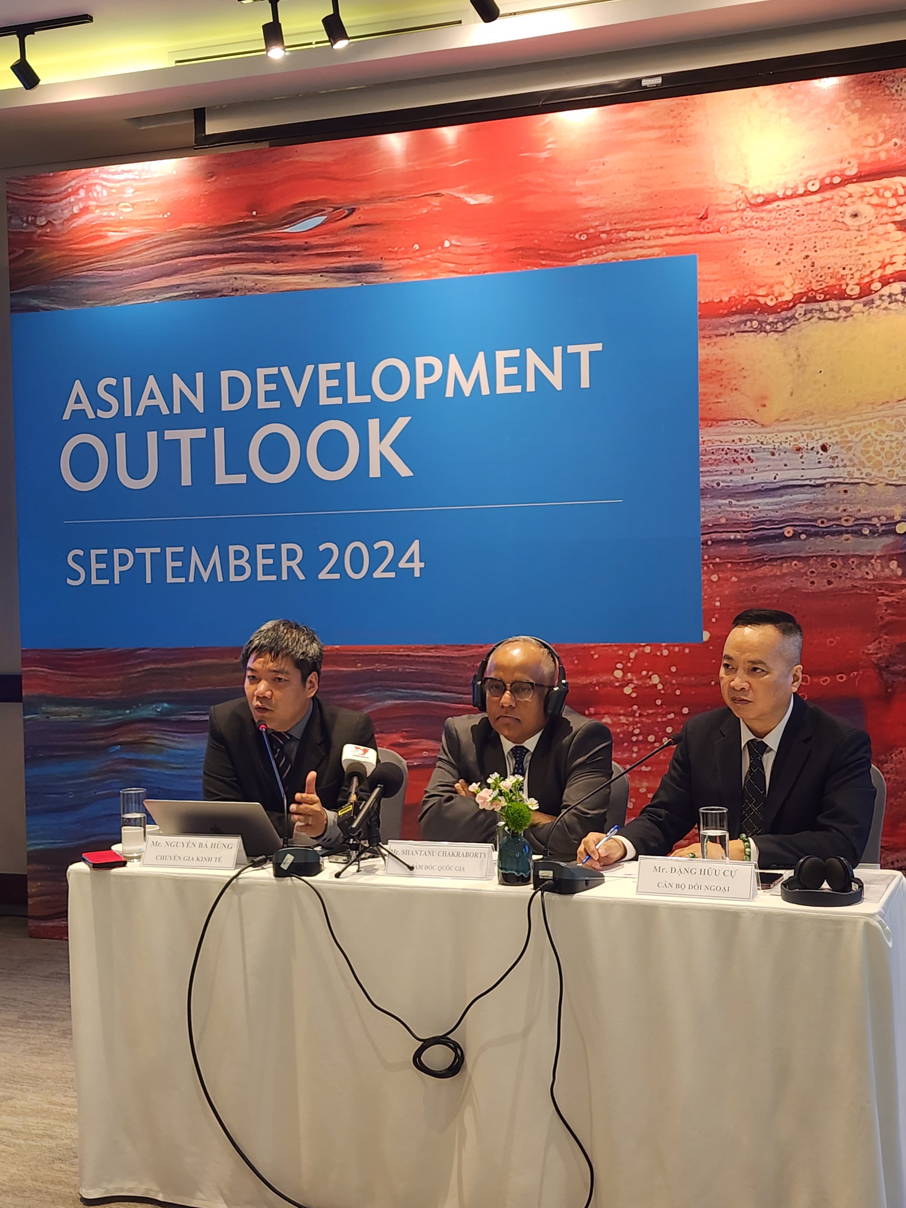 ADB giữ nguyên dự báo tăng trưởng kinh tế năm 2024 ADB giữ nguyên dự báo tăng trưởng kinh tế năm 2024