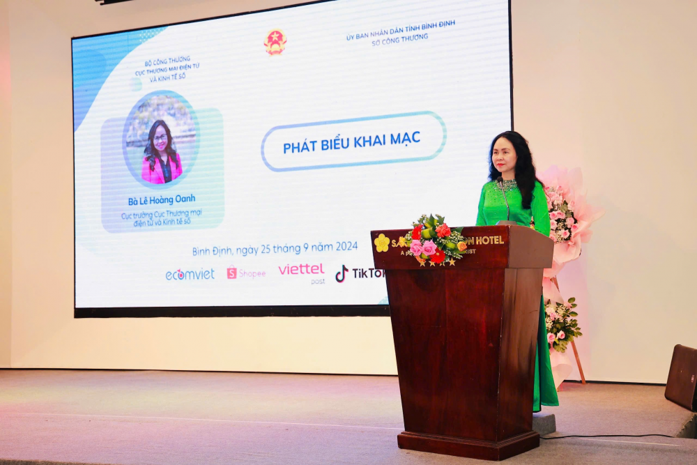 Bà Lê Hoàng Oanh, Cục trưởng Cục TMĐT và KTS phát biểu khai mạc Hội nghị Bà Lê Hoàng Oanh, Cục trưởng Cục TMĐT và KTS phát biểu khai mạc Hội nghị