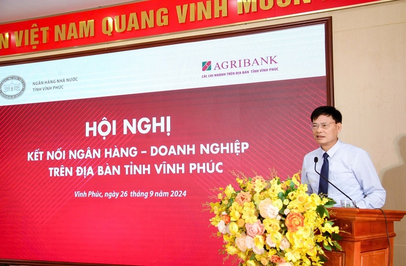Ông Hoàng Duy Chinh, Giám đốc Ngân hàng Nhà nước chi nhánh tỉnh Vĩnh Phúc phát biểu tại hội nghị Ông Hoàng Duy Chinh, Giám đốc Ngân hàng Nhà nước chi nhánh tỉnh Vĩnh Phúc phát biểu tại hội nghị