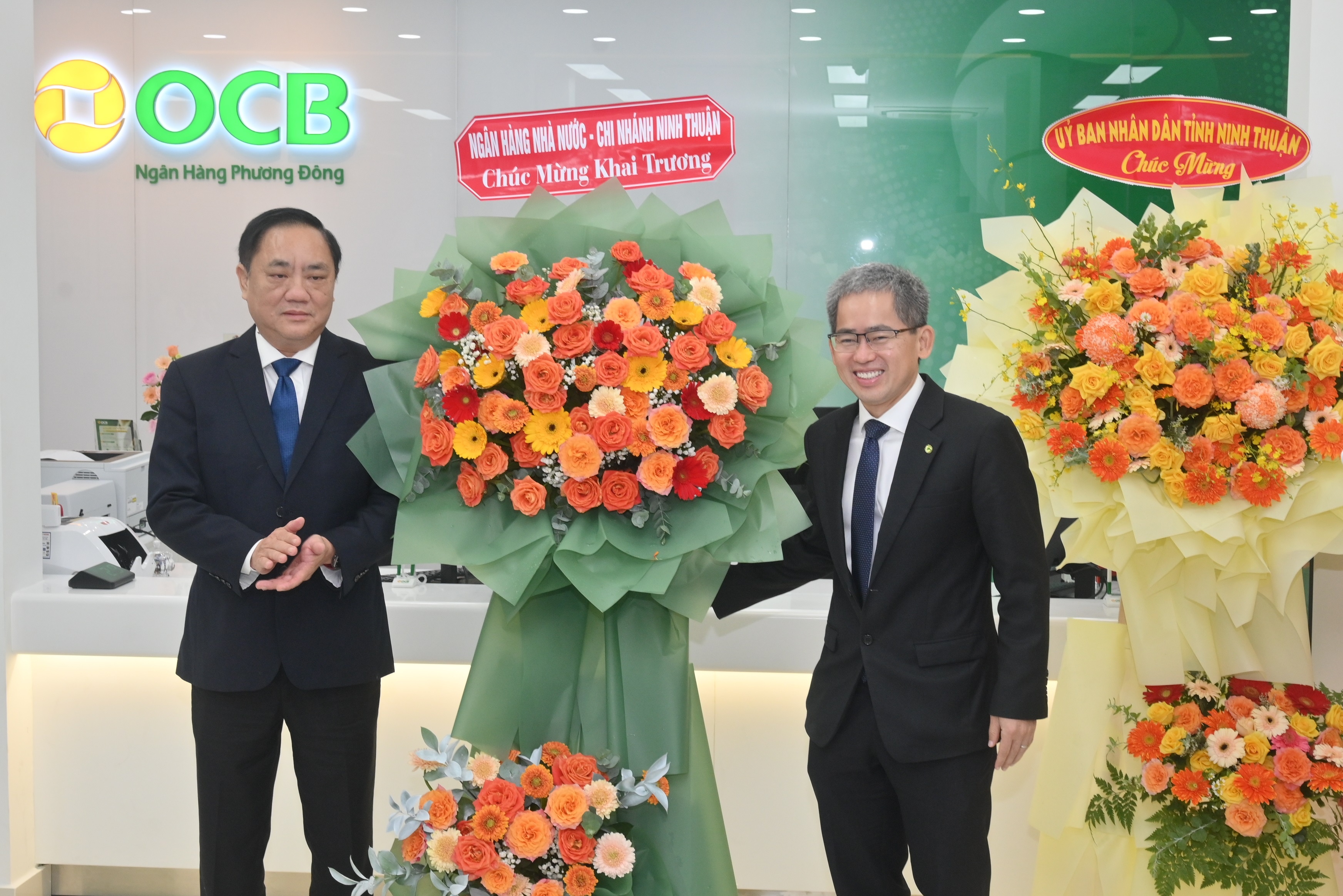 Ông Phạm Hồng Hải – Tổng Giám Đốc OCB nhận hoa chúc mừng từ NHNN Việt Nam chi nhánh Ninh Thuận Ông Phạm Hồng Hải – Tổng Giám Đốc OCB nhận hoa chúc mừng từ NHNN Việt Nam chi nhánh Ninh Thuận