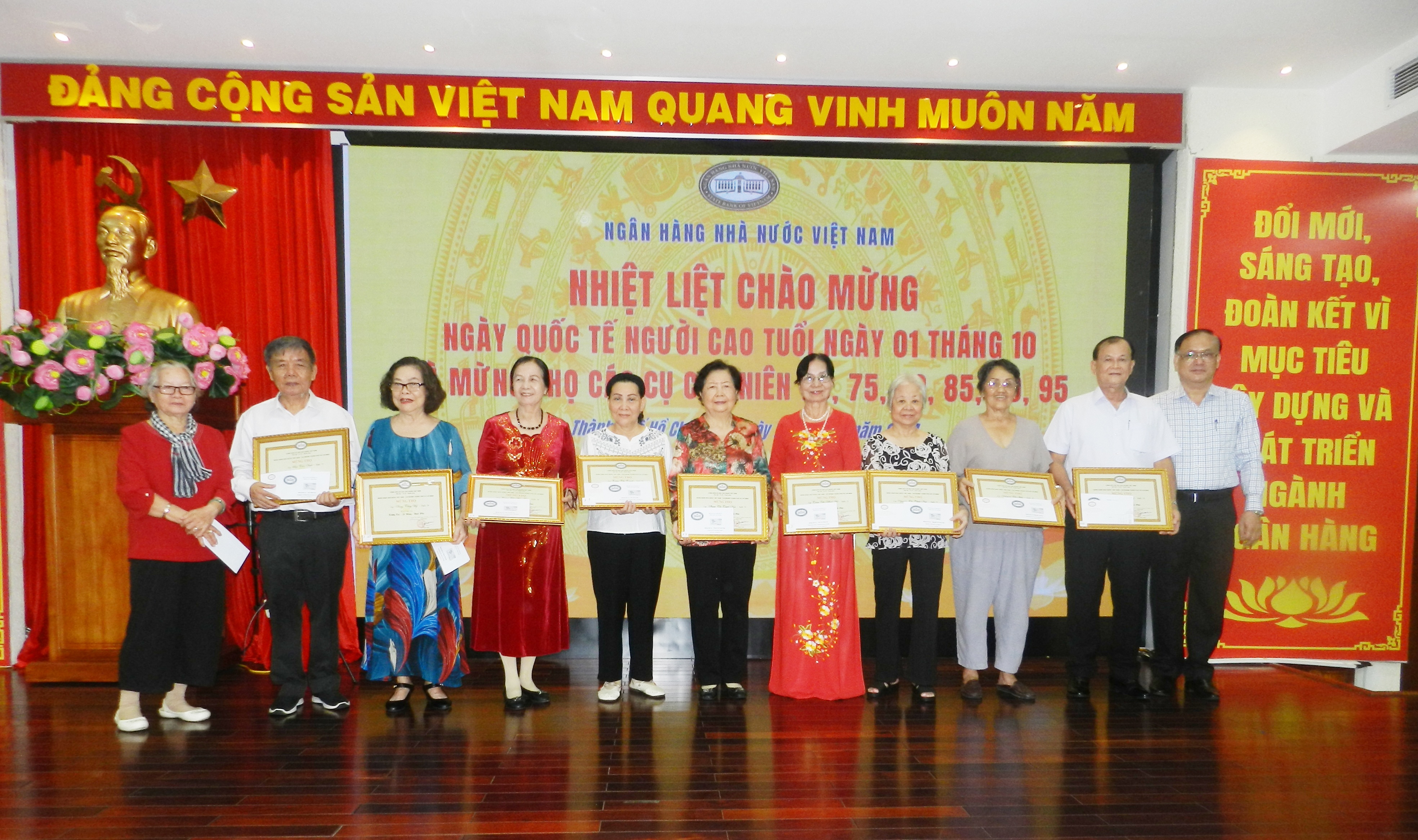 Ông Nguyễn Quý Khang, Chi Cục phó Chi cục Quản trị tại TP. HỒ Chí Minh trao