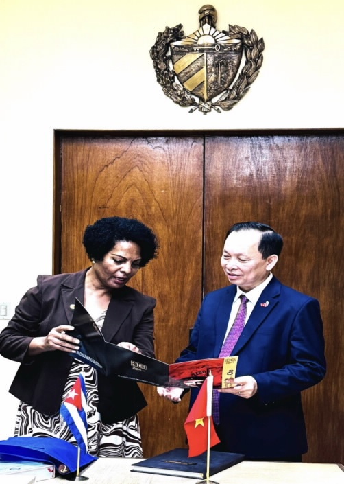 Phó Thống đốc Đào Minh Tú và Bộ trưởng - Chủ tịch NHTW Cuba Phó Thống đốc Đào Minh Tú và Bộ trưởng - Chủ tịch NHTW Cuba