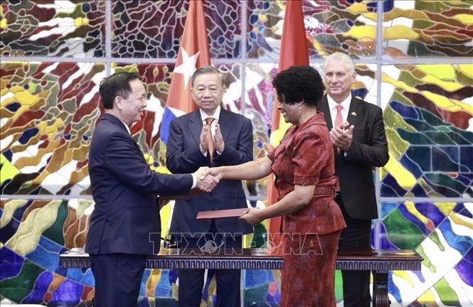 Phó Thống đốc Đào Minh Tú ký và trao Bản ghi nhớ về hợp tác với Bộ trưởng - Chủ tịch Ngân hàng Trung ương Cuba