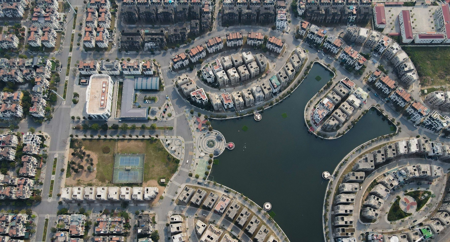 Tình trạng nhà hoang, khu đô thị hoang không chỉ gây lãng phí tài nguyên đất đai mà còn tạo ra bất công xã hội.