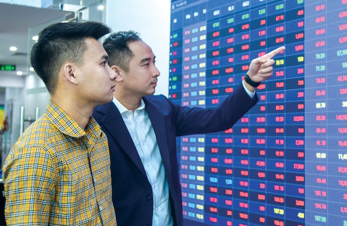 Nhà đầu tư nên giữ tỷ trọng khoảng 70% - 80% tập trung vào nhóm chứng khoán, ngân hàng và theo dõi thêm phản ứng giá tại vùng 1.290. Nhà đầu tư nên giữ tỷ trọng khoảng 70% - 80% tập trung vào nhóm chứng khoán, ngân hàng và theo dõi thêm phản ứng giá tại vùng 1.290.