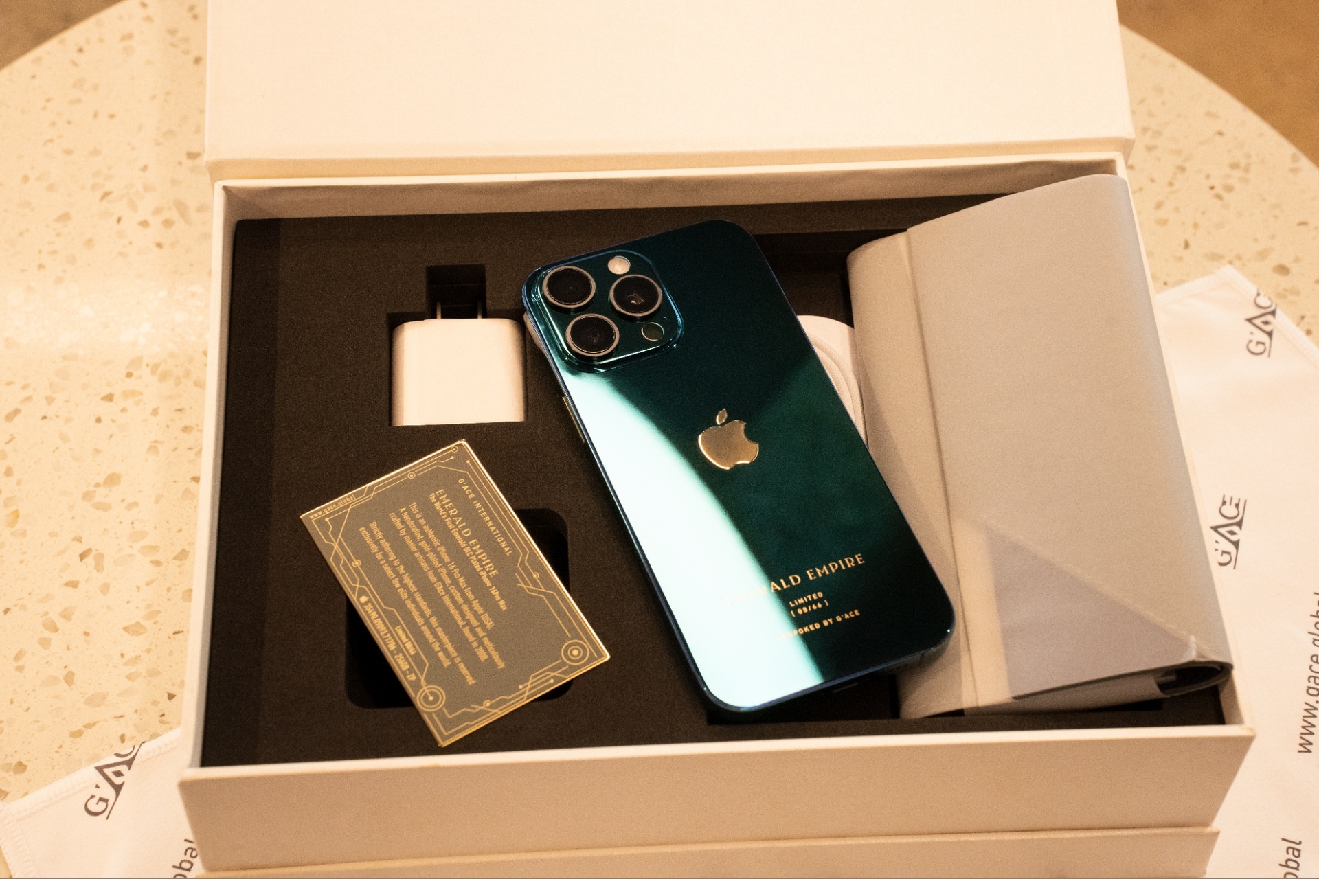 Bộ sưu tập iPhone 16 Series chế tác từ kim cương, vàng và da tự nhiên siêu cao cấp