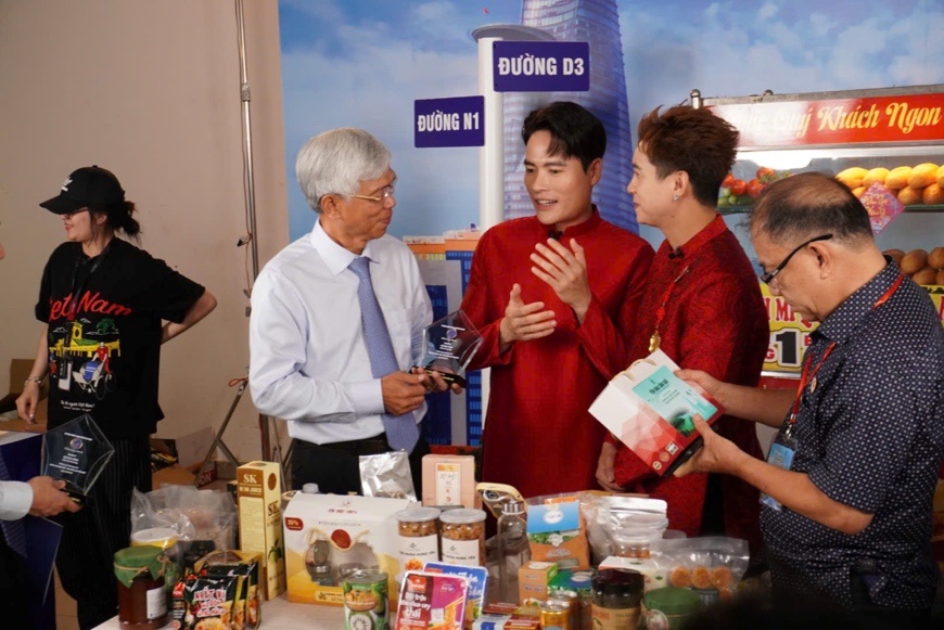 Lãnh đạo TP. Hồ Chí Minh trao đổi với các KOL tham dự phiên livestream Lãnh đạo TP. Hồ Chí Minh trao đổi với các KOL tham dự phiên livestream