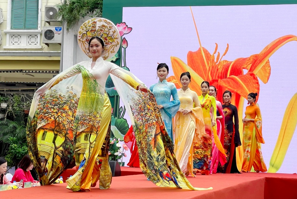 Trình diễn áo dài trong bộ sưu tập “Hà Nội những sắc hoa” tại Bảo tàng Phụ nữ Việt Nam  sáng 1/10