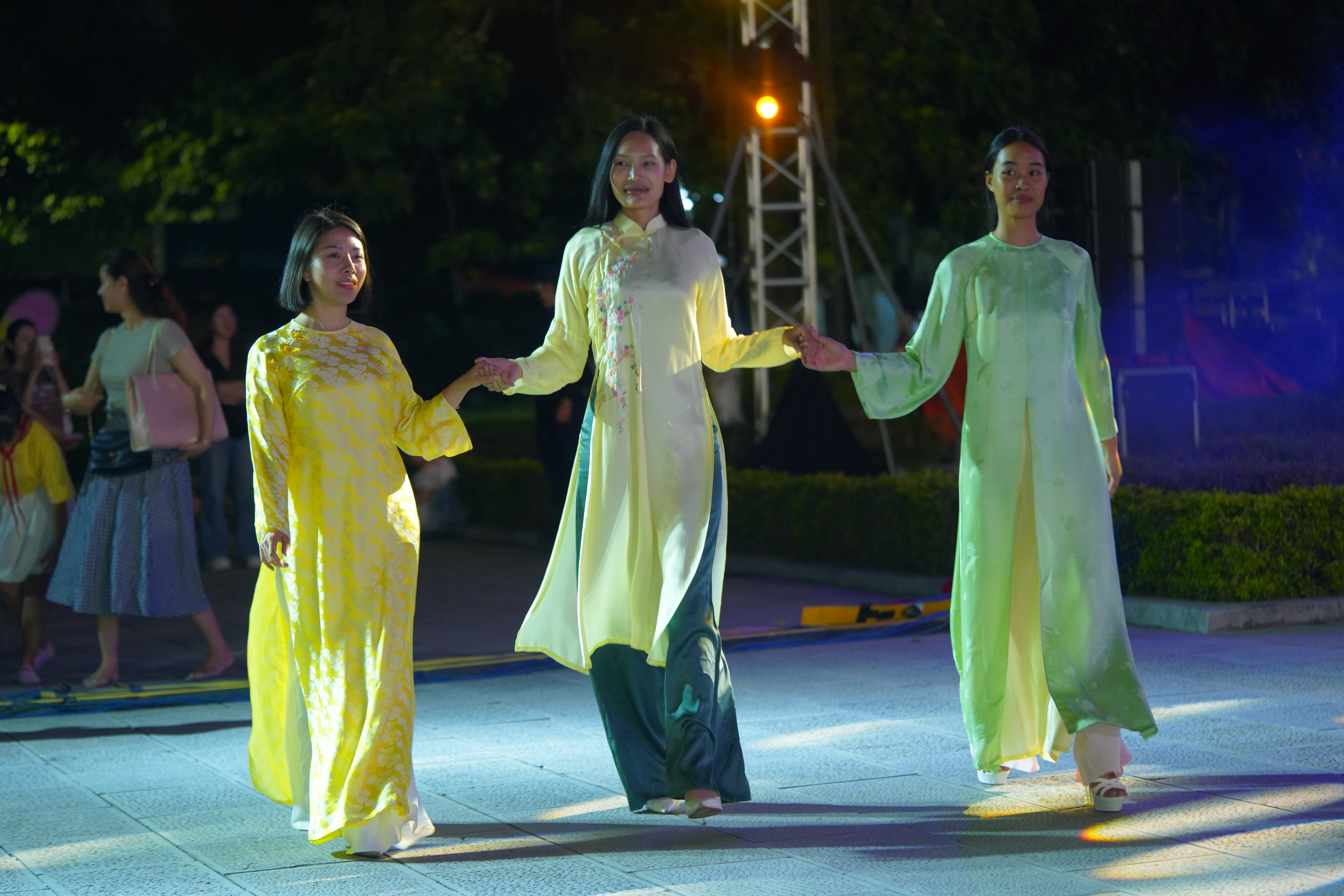 Lễ hội quảng bá du lịch Hà Nội “Điểm đến an toàn – thân thiện – chất lượng – hấp dẫn” đối với du khách trong nước và bạn bè quốc tế mỗi dịp mùa Thu Hà Nội.