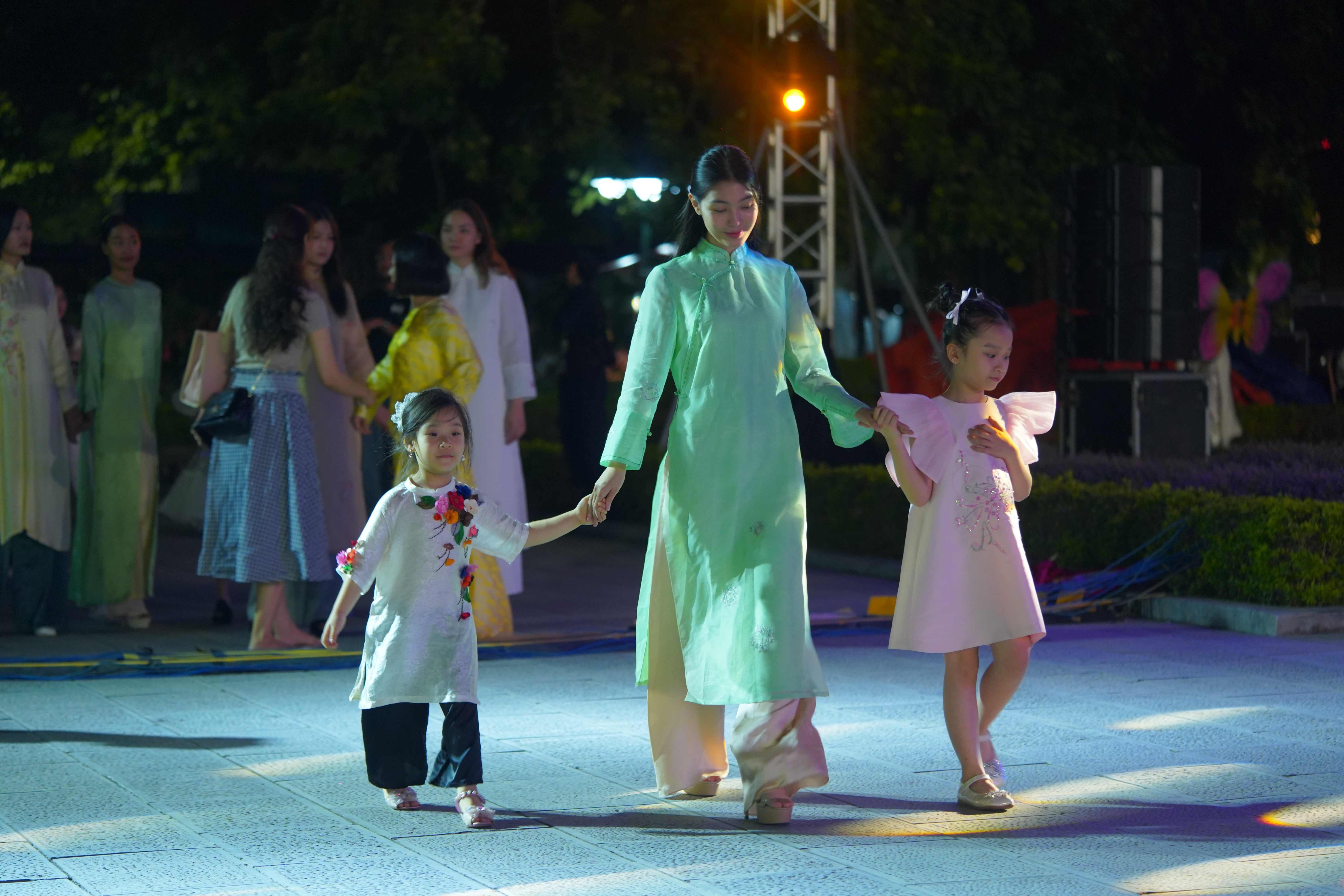 Chương trình đồng diễn áo dài được triển khai tổ chức đến 579 xã, phường, thị trấn trên địa bàn Thành phố.