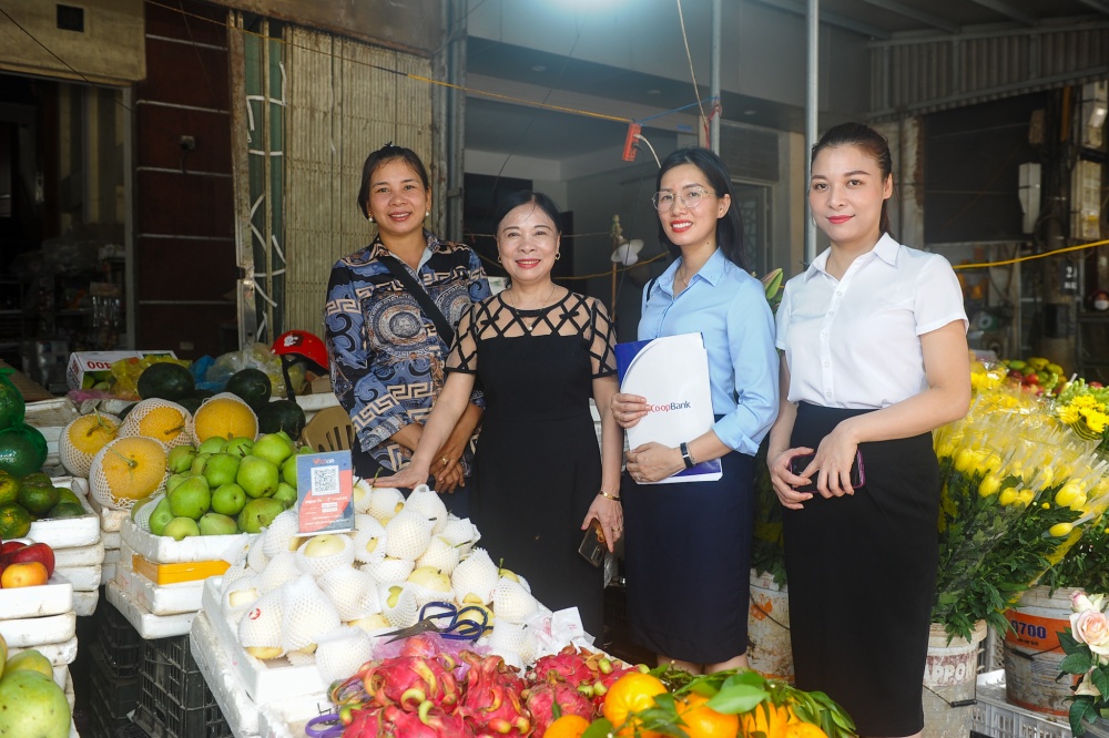 Cán bộ Co-opBank chi nhánh Thanh Hóa và lãnh đạo QTDND Ngọc Sơn gặp gỡ và trao đổi cùng thành viên của QTDND Ngọc Sơn