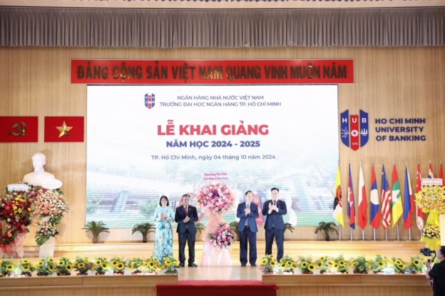 Phó Thống đốc thường trực Đào Minh Tú chúc mừng năm học mới đến Thầy – Trò Trường Đại học Ngân hàng TP. Hồ Chí Minh