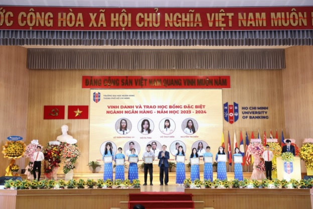 Phó Thống đốc Đào Minh Tú trao Học bổng đặc biệt ngành Ngân hàng cho sinh viên xuất sắc