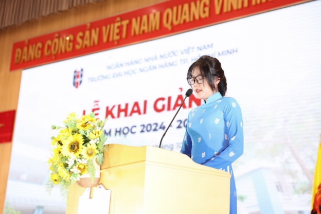 Tân sinh viên Phạm Thị Thu Hiền, đại diện các tân sinh viên phát biểu