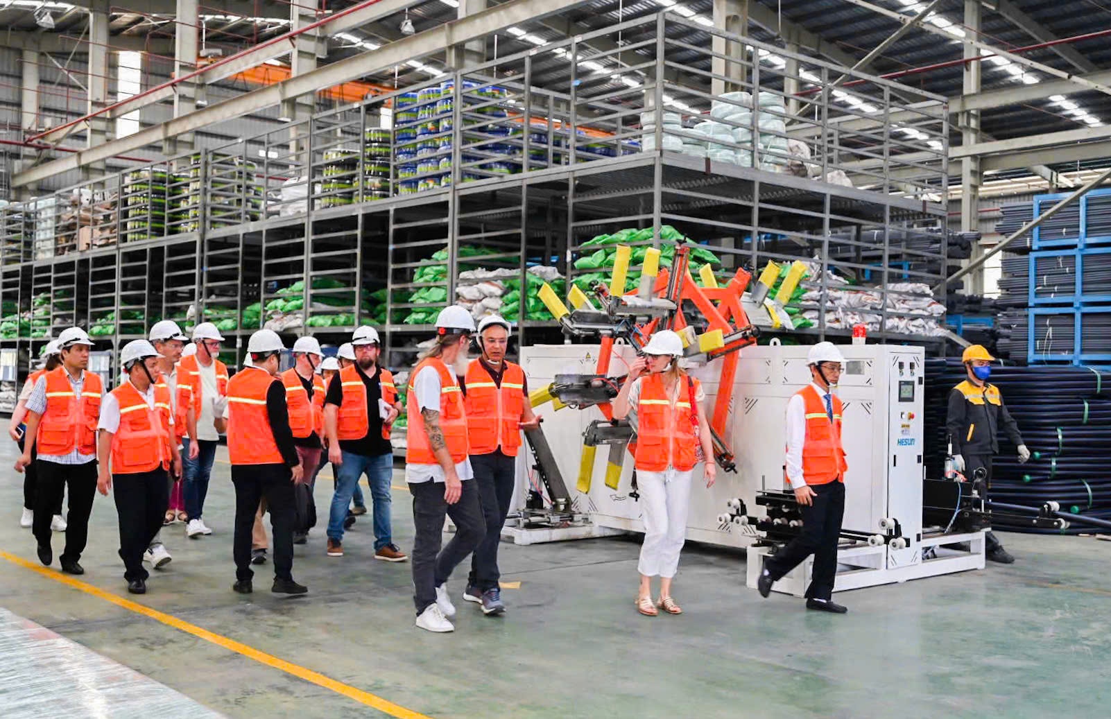 “Chúng tôi thấy sự thú vị khi tận mắt chứng kiến quy trình sản xuất ống nhựa. Chúng tôi vẫn đang trong quá trình nghiên cứu và tham khảo để thực hiện được những dự án đưa nước sạch vào địa bàn tỉnh Bình Định” Ông Daniel cho biết