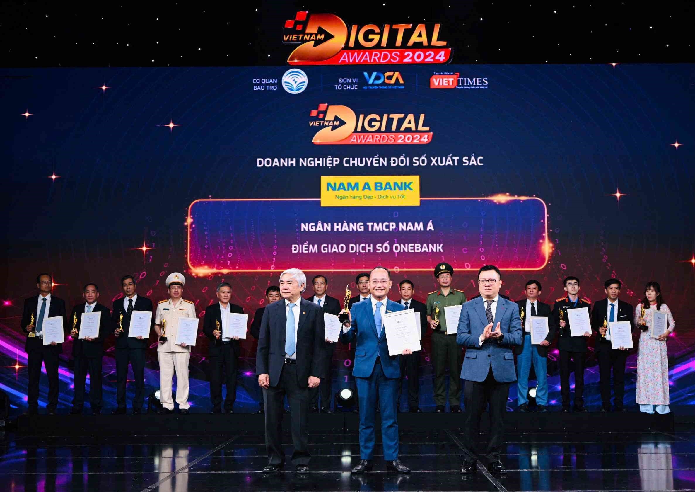 Đại diện Nam A Bank – Ông Nguyễn Vĩnh Tuyên, Phó Tổng giám đốc nhận giải thưởng. Đại diện Nam A Bank – Ông Nguyễn Vĩnh Tuyên, Phó Tổng giám đốc nhận giải thưởng.