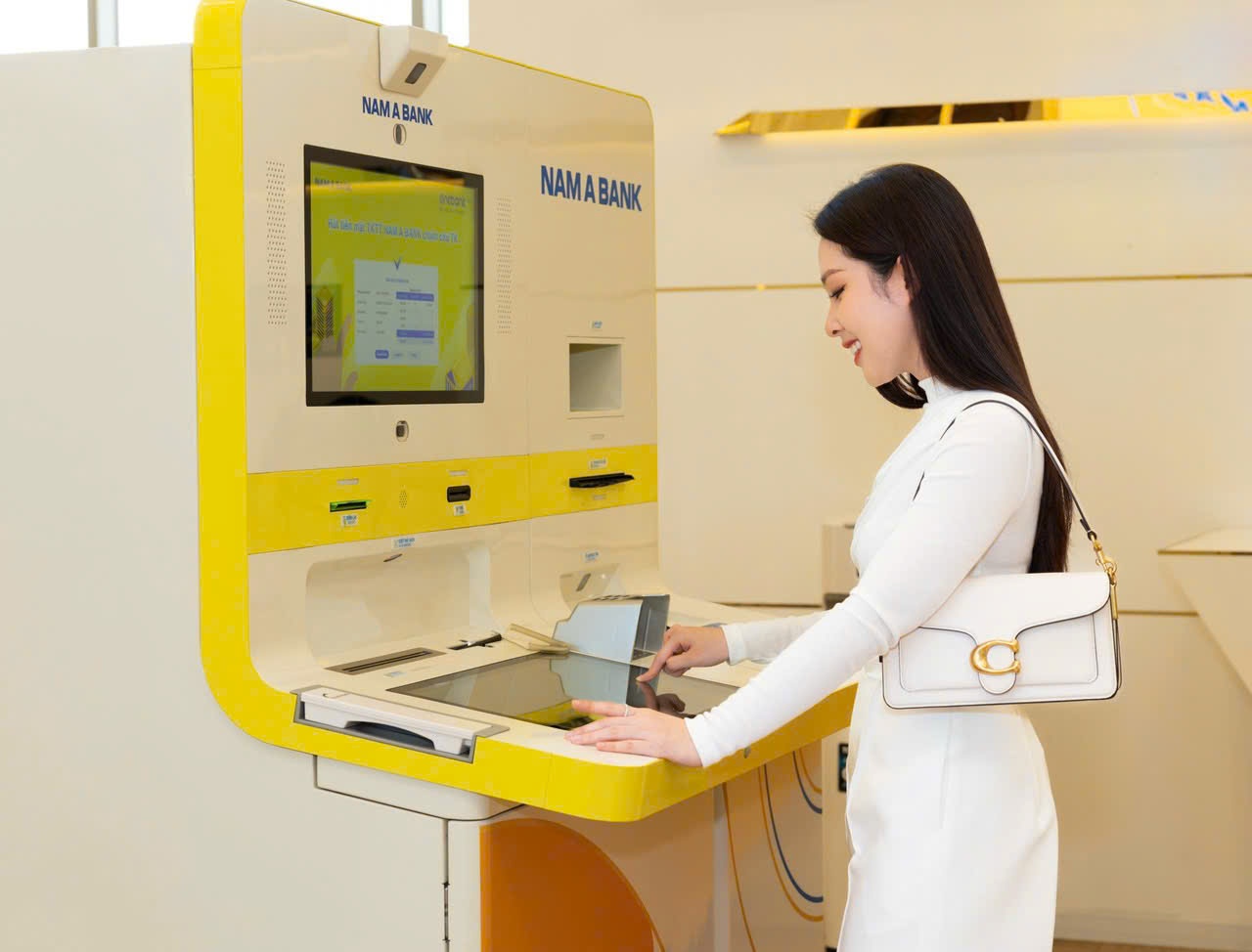 Khách hàng giao dịch tại ONEBANK. Khách hàng giao dịch tại ONEBANK.