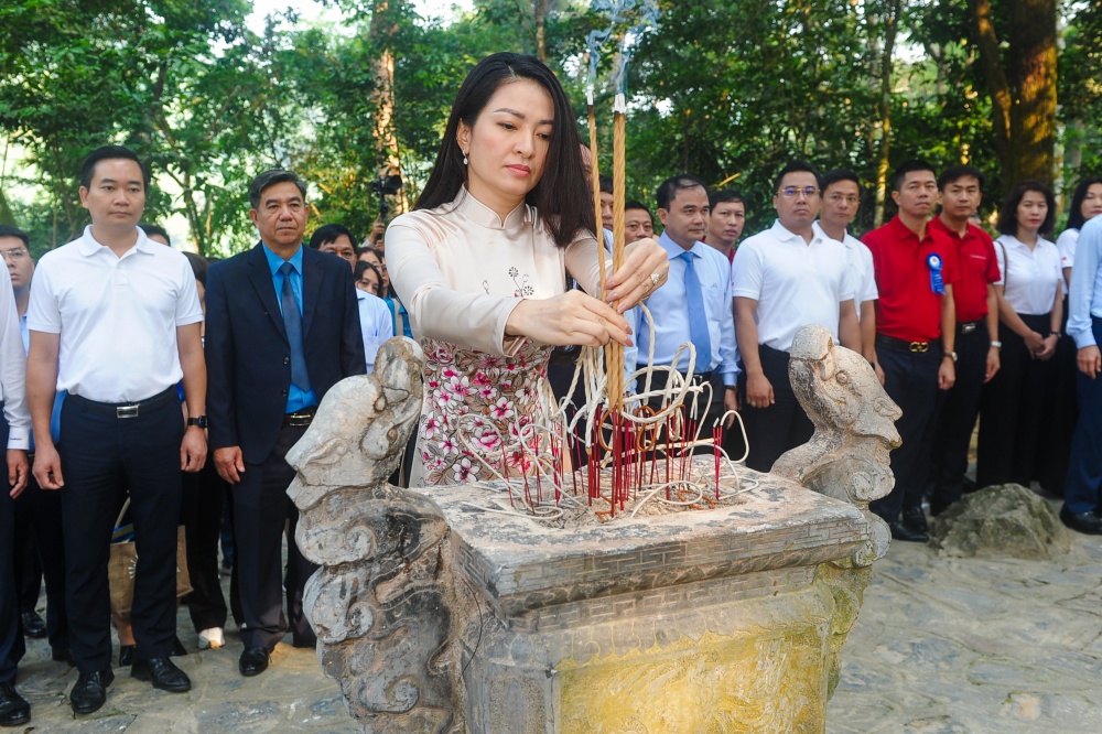 Bà Nguyễn Khánh Chi Phó chủ tịch thường trực CDNHVN dâng hương tại khi di tích Lán Nà Nứa Bà Nguyễn Khánh Chi Phó chủ tịch thường trực CDNHVN dâng hương tại khi di tích Lán Nà Nứa