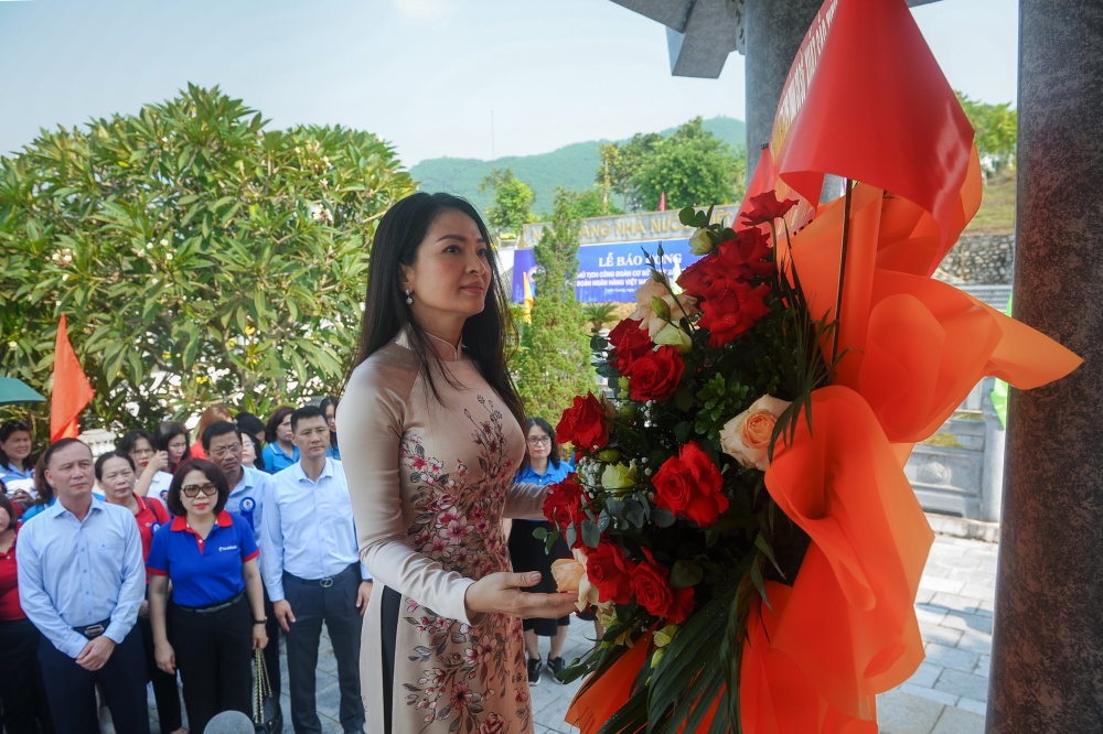 Bà Nguyễn Khánh Chi sửa lại hoa dâng tại bia tưởng niệm khu di tích ngành NH Bà Nguyễn Khánh Chi sửa lại hoa dâng tại bia tưởng niệm khu di tích ngành NH