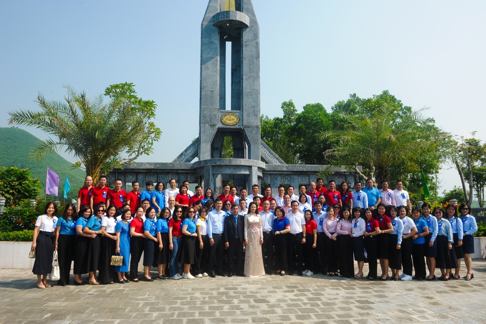 Đoàn chụp ảnh lưu niệm tại tháp thông thiên Đoàn chụp ảnh lưu niệm tại tháp thông thiên