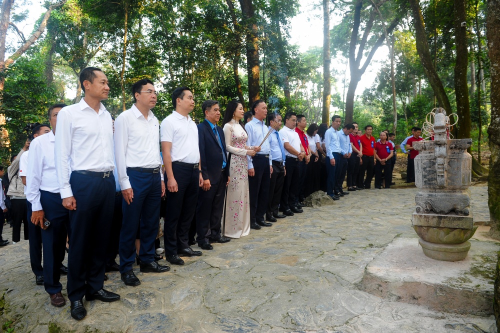 Đoàn làm lễ dâng hương tại Lán Nà Nứa Đoàn làm lễ dâng hương tại Lán Nà Nứa