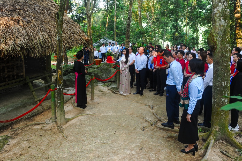 Đoàn nghe hướng dẫn viên kể lại lịch sử tại Lán Nà Nứa Đoàn nghe hướng dẫn viên kể lại lịch sử tại Lán Nà Nứa